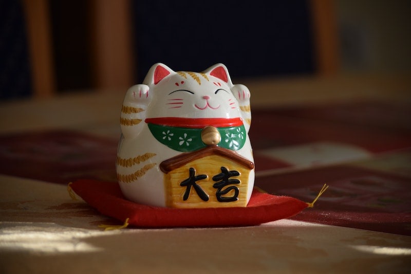 WEBEEDY 6 Portachiavi Maneki Neko Feng Shui, Gatti Fortuna Giapponesi In Ceramica Per Ricchezza E Salute, 13 Cm