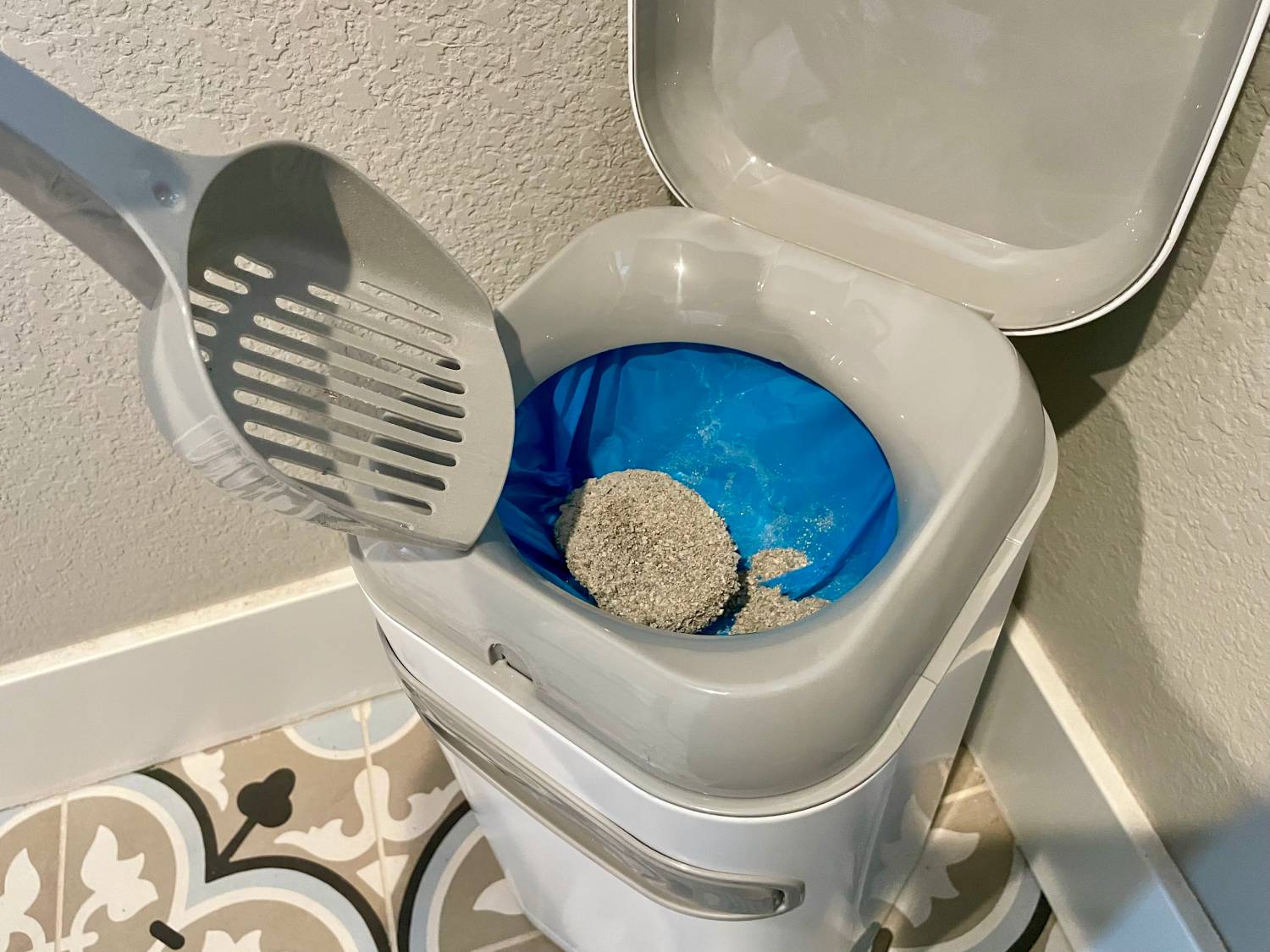Platinum Cube Review of Litter Genie - Product in Use